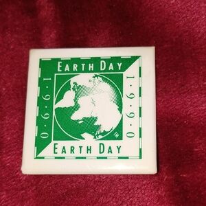 Earth Day 1990 Green & White Collectible Button